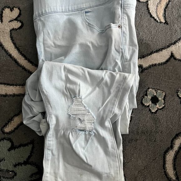 NWOT Old Navy Distressed Jeans - Picture 1 of 2